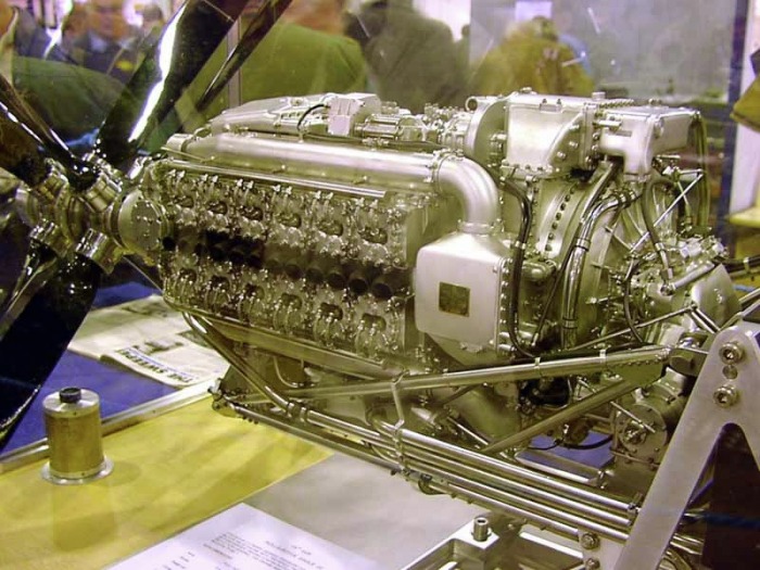 Двс акпп. Двигатель Rolls-Royce v12. Двигатель Rolls-Royce Eagle VIII. Авиационные двигатели Роллс Ройс. Rolls Royce авиационные двигатели.
